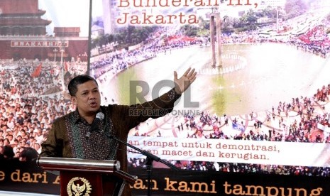  Alun-alun Aspirasi. Wakil Ketua DPR RI Fahri Hamzah memberikan paparan saat peresmian Partisipasi Publik Pembangunan Alun-Alun Demokrasi di area Gedung DPR RI, Jakarta, Kamis (21/5). (Republika/Wihdan)