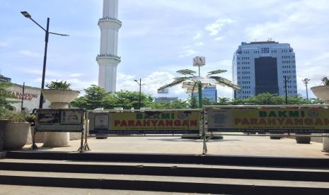 Alun-Alun Bandung masih ditutup untuk jangka yang waktu yang belum ditentukan pasca terjadinya pembeludakan pengunjung dan sampah saat masa libur lebaran. Jumat (13/5/2022). 