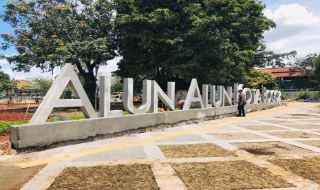 Alun-alun Kota Bogor yang dibangun di eks Taman Topi, Jalan Kapten Muslihat, Kecamatan Bogor Tengah akan diresmikan Jumat (17/12). Alun-alun ini juga akan diintegrasikan dengan pintu timur Stasiun Bogor.