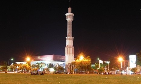 Alun-Alun Kota Pati di malam hari.