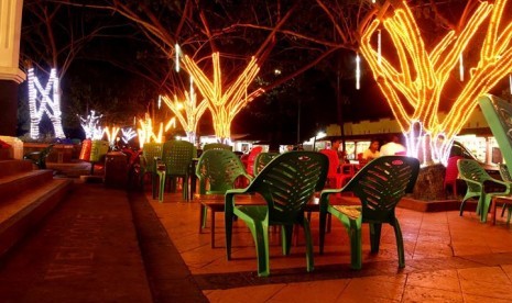 Alun-alun Pantai Seruni Kabupaten Bantaeng di malam hari