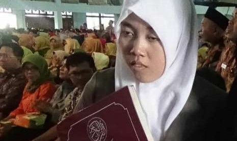 Alunan merdu lantunan Quran siswi kelas 12 Jurusan Keagamaan Madrasah Aliyah Baitul Makmur, Rejang Lebon, Bengkulu ini serasa menghipnotis ribuan peserta pembukaan Kompetisi Sains Madrasah (KSM) Nasional 2018.