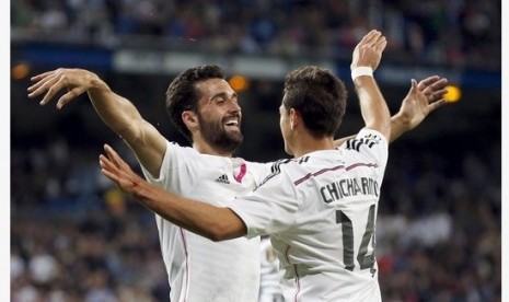 Alvaro Arbeloa (kiri) merayakan golnya dengan Javier 'Chicharito' Hernandez