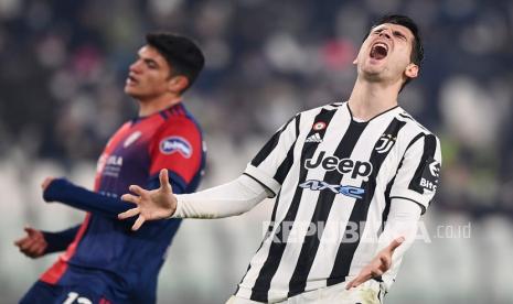 Alvaro Morata dari Juventus, kanan, bereaksi, saat pertandingan sepak bola Serie Italia antara Juventus dan Cagliari di Stadion Allianz di Turin, Rabu (22/12) dini hari WIB. Morata dilaporkan siap bergabung ke Arsenal setelah mulai jarang mendapatkan waktu bermain di Juventus. 