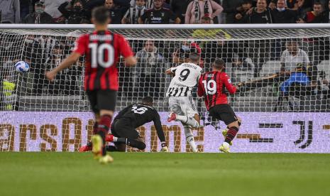 Alvaro Morata dari Juventus mencetak gol pembuka timnya selama pertandingan sepak bola Serie A antara Juventus dan AC Milan, di stadion Turin Allianz, Italia, Minggu, 19 September 2021.