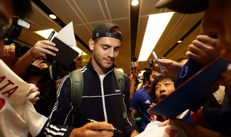 Alvaro Morata disambut oleh fan Chelsea setibanya di Singapura, pada Ahad (23/7) untuk tur pramusim.