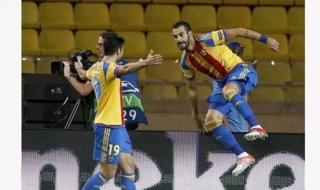 Alvaro Negredo (kanan) merayakan gol spektakulernya ke gawang AS Monaco