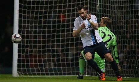 Alvaro Negredo meluapkan kegembiraan usai mencetak gol ke gawang West Ham United dalam leg kedua pertandingan semifinal Piala Liga Inggris. Di pertandingan ini City menang 3-0 sehingga berhasil melaju ke babak final. 