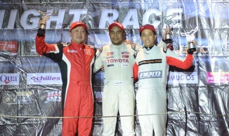 Alvin Bahar (kiri) bersama Haridarma Manoppo (tengah) dan Avila Bahar (kanan) di podium juara ISSOM Night Race 2019 sebelum Haridarma didiskualifikasi, Ahad (1/9).