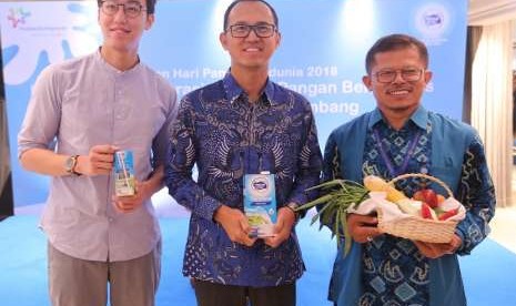 Alvin Hartanto Nutrisionis Muda, Corporate Affairs Director PT Frisian Flag Indonesia, Andrew F. Saputro, Guru Besar Bidang Keamanan Pangan dan Gizi, Fakultas Ekologi Institut Pertanian Bogor, Prof. Ir. Ahmad Sulaeman, MS, PhD. (kiri ke kanan)