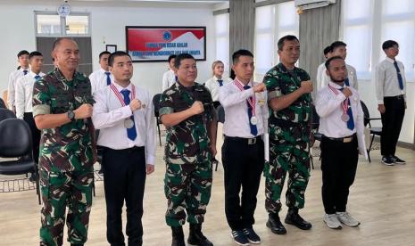 Alwi Al Hadad, mahasiswa Program Studi (prodi) Informatika Universitas Nusa Mandiri (UNM), bersama Gilang Dwi Setyawan dan Sendi Permana alumni Prodi Ilmu Komputer (S2) UNM, berhasil lolos seleksi dan mengikuti kegiatan Diklat Pembentukan Fasilitator Bela Negara Tahun Ajaran 2024.