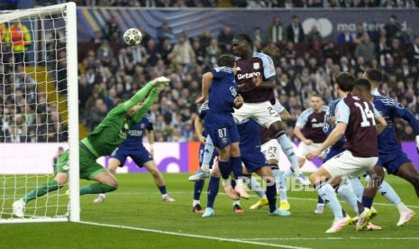 Amadou Onana (tengah) dari Aston Villa menyundul bola ke arah gawang Paris Saint Germain (PSG) yang dijaga Gianluigi Donnarumma dalam pertandingan leg kedua perempat final Liga Champions UEFA di Villa Park, Birmingham, Rabu (16/4/2025) dini hari WIB.
