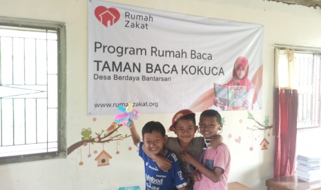 aman Baca (TBM) Kokuca berada di Desa Berdaya Bantarsari, Kecamatan Bantarsari, Kabupaten Cilacap mendapatkan donasi buku. 