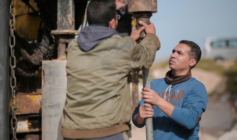 Aman Palestin Gaza dan Kementerian Wakaf dan Urusan Agama Palestina melakukan uji tanah (soil test) di lokasi reruntuhan Masjid Syekh Ajlin, Palestina, belum lama ini. 