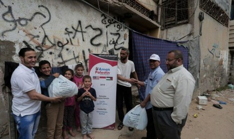 Aman Palestin mendistribusikan paket makanan kepada warga Gaza, Palestina.