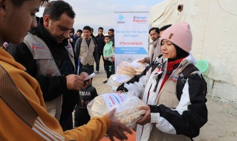 Aman Palestin menyalurkan bantuan kepada para pengungsi Suriah di kamp pengungsian Libanon.