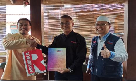 CEO Aman Palestin Berhad, yang juga Ketua Dewan Pembina Aman Palestin Indonesia (API) Ustaz Awang Suffian Awang Piut (kiri), Kepala Perwakilan Republika Jawa Barat Rachmat Santosa Basarah (tengah), dan Direktur API Ustaz Miftahuddin Kamil, seusai menandatangani kerja sama terkait kampanye peduli Palestina di Bandung, Selasa (7/6).  