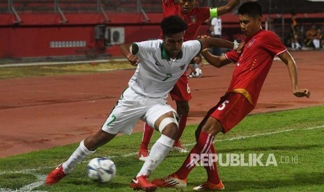 Amanar Abdilah (kiri) berusaha melewati pesepak bola Myanmar U-16 Nyan Lin Htet (kanan) dalam laga penyisihan grup A Piala AFF U-16