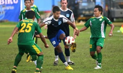 Amancio Fortes (tengah) saat memperkuat Semarang United 2010 lalu.