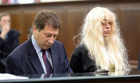 Amanda Bynes dan pengacaranya saat disidangkan di pengadilan terkait kepemilikan ganja