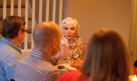 Amanda Saab dari Seattle, AS mengundang orang asing makan malam di rumahnya dan berdiskusi tentang Islam.