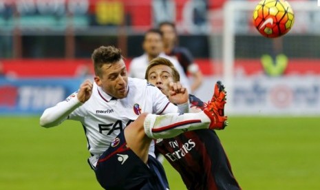 Emanuele Giaccherini (kiri) berduel bola dengan gelandang Milan Keisuke Honda.