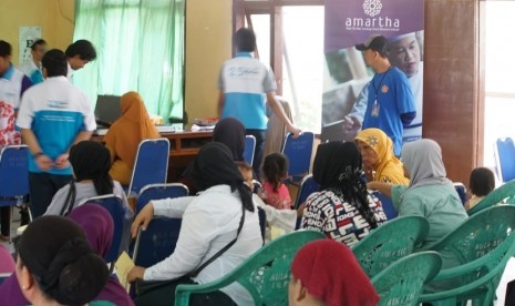 Amartha menyalurkan 2.000 kacamata baca gratis di empat daerah di Jawa Barat yakni Karawang, Purwakarta, Cirebon dan Majalengka mulai 29-31 November 2018. (Amartha)