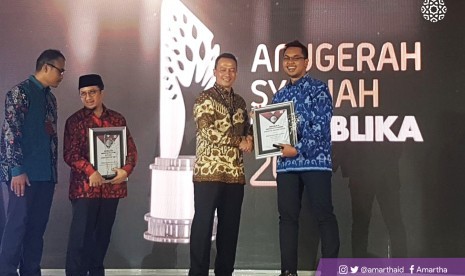 Amartha raih Penghargaan Khusus Fintech yang Berakad Syariah dari Republika Syariah Award. 