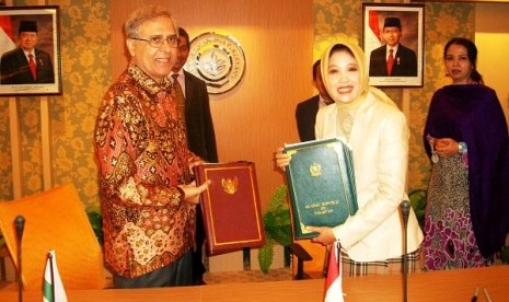 Ambassador of Pakistan to Indonesia, Sanaullah (left) and Head of Indonesian Agricultural Quarantine Agency, Banun Harpini, sign the Mutual Recognition Agreement (MRA) on Plant Quarantine and SPS Measures in Jakarta, on Friday, August 30, 2013.