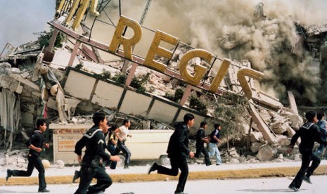 Ambruknya Hotel Regis di Mexico City akibat gempa 7,8 Skala Richter pada 19 September 1985.