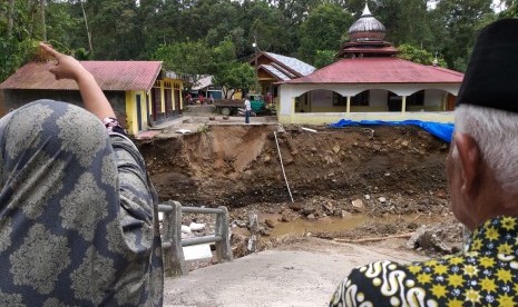 Ambruknya Jembatan Sungai Patang di Nagari Kapalo Hilalang, Padang Pariaman, Sumbar membuat 300 keluarga terisolasi. 