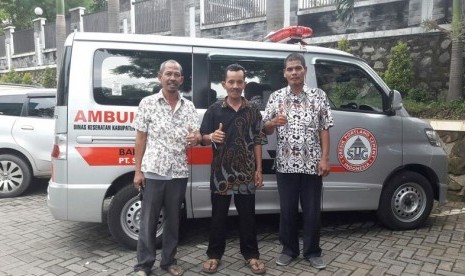 Ambulan Desa bantuan CSR Kesehatan  PT Semen Indonesia untuk Desa Tegaldowo, Kacamatan Gunem, Kabupaten Rembang.