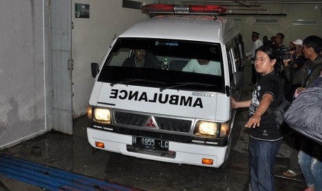  Ambulan pengangkut jenazah Alex Komang meninggalkan Paviliun Garuda, RSUP dr Kariadi, Semarang, Jumat (13/2).