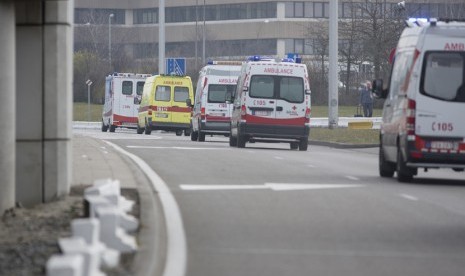 Ambulan tiba di Bandara Brussels di Zaventem, setelah serangkaian ledakan mengguncang bandara Brussels dan stasiun metro kota, Belgia, Selasa (22/3). 