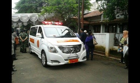  Ambulan yang membawa, istri mendiang Pahlawan Nasional Bung Tomo,Sulistina Sutomo, Rabu (31/8).