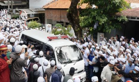 Ambulan yang membawa jenazah Habib Ali bin Abdurrahman Assegaf.