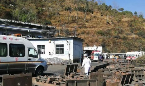 Ambulans berjaga di dekat lokasi tambang yang meledak di Provinsi Guizhou, China pada Selasa (17/12).