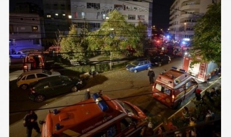 Ambulans bersiaga di luar klub malam Colectiv di Bukares, Rumania setelah terjadi insiden ledakan yang menewaskan sedikitnya 26 orang dan 88 terluka.