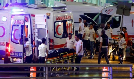 Ambulans dan Tim Medis mengevakuasi korban serangan bom bunuh diri di  bandara internasional Ataturk , Istanbul , Turki, (29/6). 