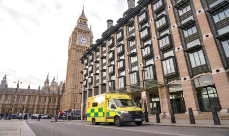 Ambulans diparkir di luar Portcullis House, dengan latar belakang Menara Elizabeth, umumnya dikenal sebagai Big Ben, di London, Kamis, 1 Desember 2022. Sekitar 10.000 staf ambulans telah memilih untuk mogok karena gaji dan kondisi kerja, bersama dengan kemungkinan 100.000 perawat mogok pada 1 Desember. 5, memimpin Pemerintah untuk menyiapkan rencana darurat untuk mengatasi gelombang pemogokan dengan Menteri Kabinet Oliver Dowden yang bertanggung jawab.