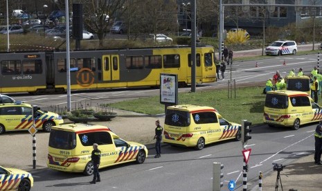 Ambulans diparkir di samping lokasi penembakan di Utrecht, Belanda, Senin (18/3). 