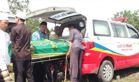 Ambulans gratis RZ ketika mengantarkan jenazah ke TPU Ki Hajar Dewantara, Banjarmasin.