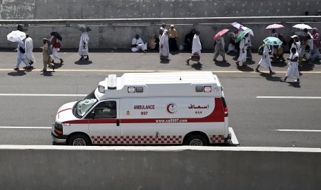 Ambulans membawa jamaah haji korban insiden Mina.