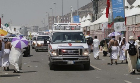 Ambulans membawa jamaah haji yang menjadi korban insiden Mina.