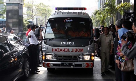 Ambulans membawa Jenasah Mantan Menkes Endang Rahayu ke rumah duka dari Rumah Sakit Cipto Mangunkusomo, Jakarta, Rabu, (2/5).   (Adhi Wicaksono/Republika)