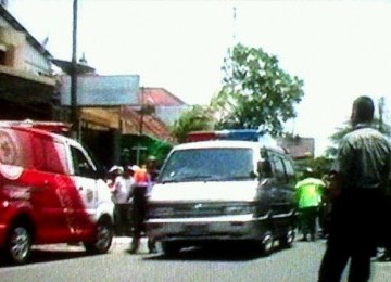 Ambulans membawa para korban ledakan bom Solo ke RS Dr Oen