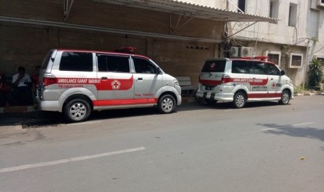 Ambulans milik Pemkot Jakarta Utara yang terparkir di Polda Metro Jaya