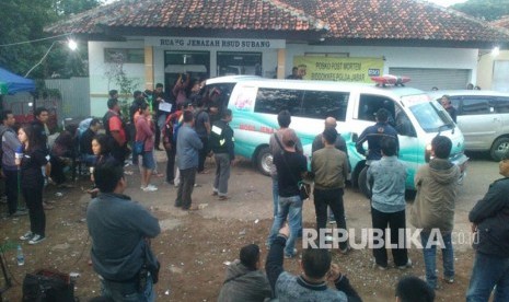 Ambulans terakhir yang membawa korban meninggal dunia dari kamar jenazah RSUD Ciereng Subang ke Tangerang Selatan, Ahad (11/2). 