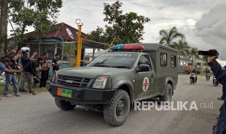 Ambulans TNI meninggalkan hanggar helikopter Bandara Mozes Kilangin Timika saat evakuasi jenazah Serda Handoko setibanya di bandara tersebut, Papua, Rabu (5/12/2018). 