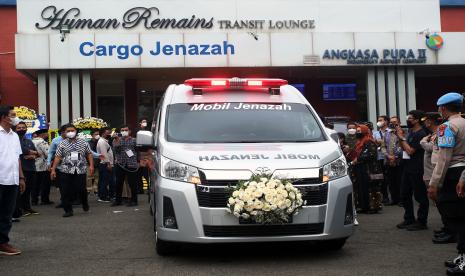 Ambulans yang membawa jenazah Emmeril Kahn Mumtadz, putra Gubernur Jawa Barat Ridwan Kamil, bertolak ke Bandung di kompleks kargo jenazah Bandara Soekarno Hatta, Tangerang, Banten, Ahad (12/6/2022). Jenazah Eril yang meninggal dunia karena terseret arus dan tenggelam di Sungai Aare Swiss itu kemudian dibawa ke kabupaten Bandung untuk dimakamkan.